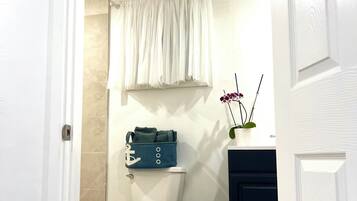 Serviettes fournies, savon, papier toilette