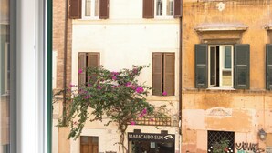 A building with a sign reading 'MARACAIBO SUN' and a tree with pink flowers in front. - Trastevere | Piazza Trilussa | Rome on Foot—Moro7— (Roma)
