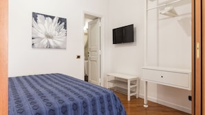 Room - Trastevere | Piazza Trilussa | Rome on Foot—Moro7— (Roma)