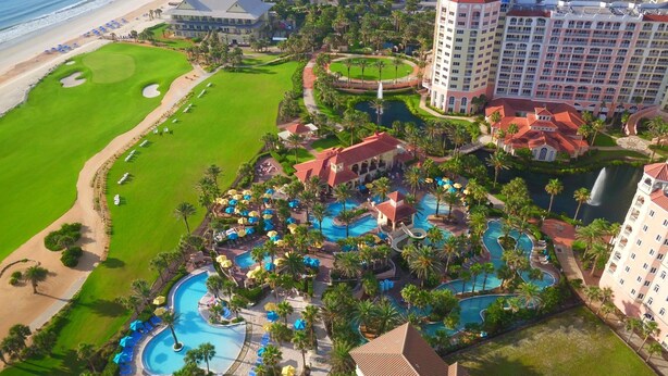 Ein Resort mit Golfplatz, mehreren Schwimmbecken und direktem Strandzugang.