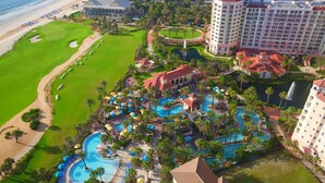 Um resort com campo de golfe, piscinas e acesso direto à praia.