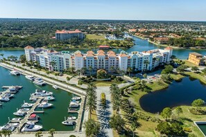 Ein großes Hotel mit mehreren Gebäuden, einer Marina mit Booten und einem Fluss.