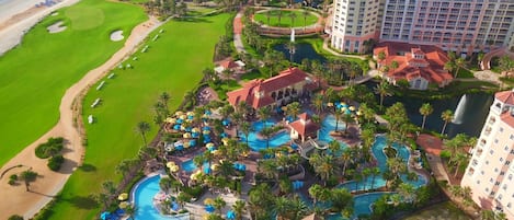 Ein Resort mit Golfplatz, mehreren Schwimmbecken und direktem Strandzugang.