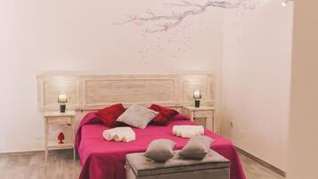 Tabla de planchar con plancha, wifi y ropa de cama