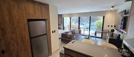 Una cocina moderna con refrigerador empotrado, armarios de madera y una isla central.