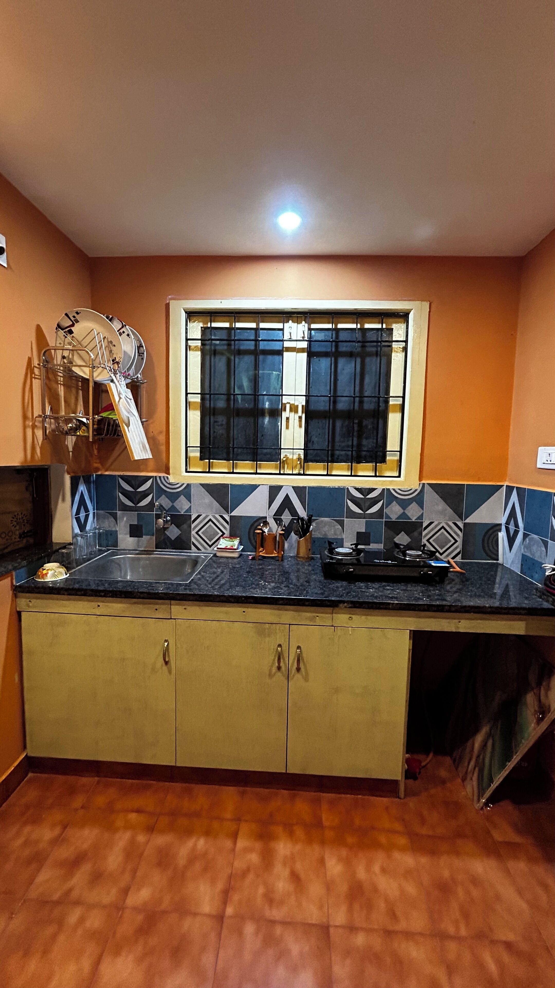 Frigorífic, placa de cuina i utensilis de cuina, vaixella i coberteria 