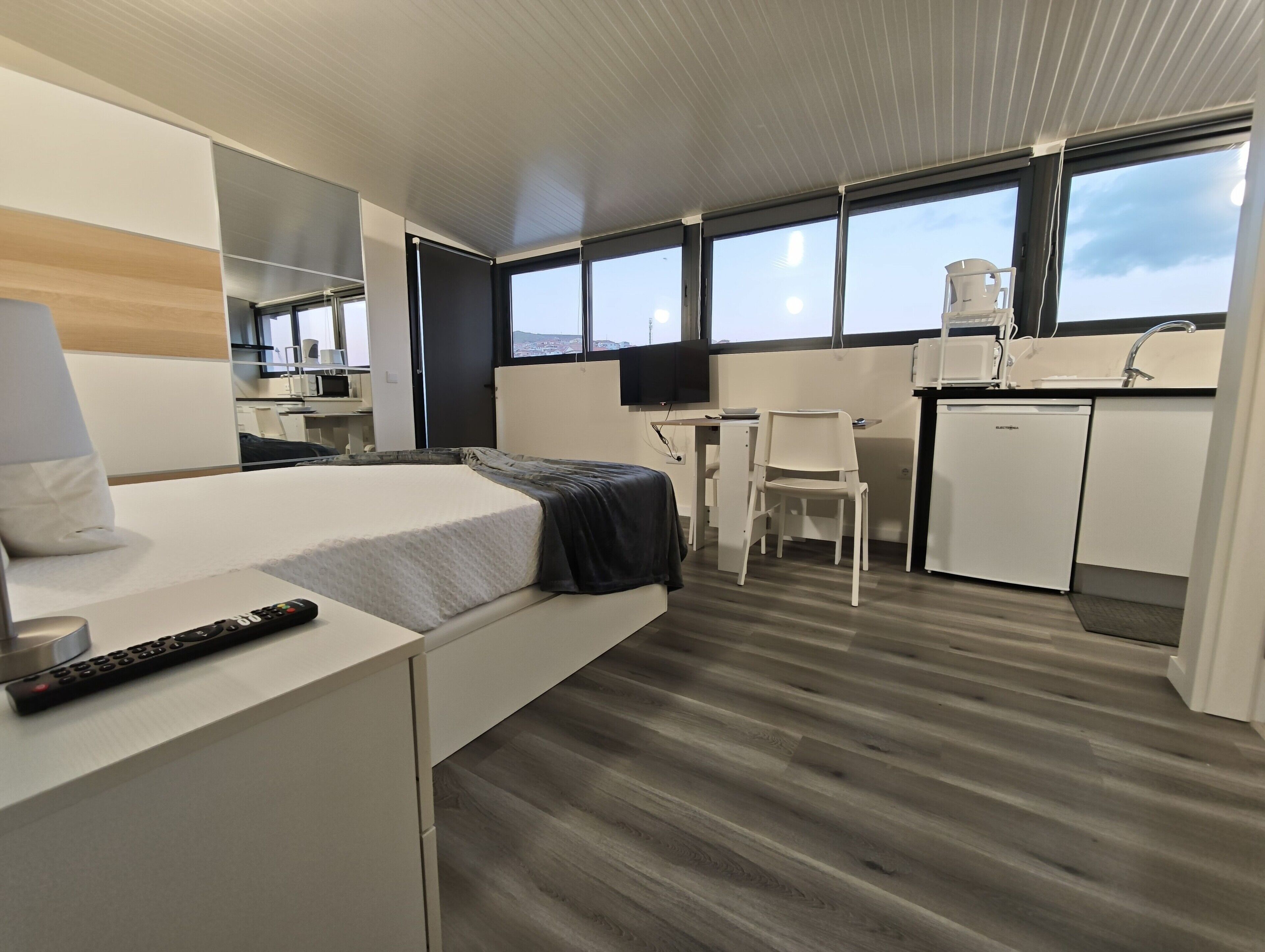 Tabla de planchar con plancha, wifi, ropa de cama