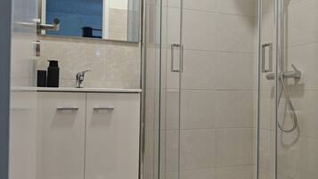 Douche, serviettes fournies