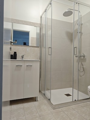 Douche, serviettes fournies