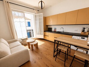 A modern apartment with a living area, a kitchen, and a balcony. - Les Embruns - Quartier Arago (Les Sables-d´Olonne)