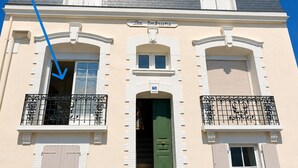 Un bâtiment sur lequel on peut lire l’inscription « Les Embrouns », et une flèche bleue pointant vers une fenêtre.