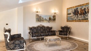 A room with ornate furniture, a painting, and a chandelier. - Villa on the Lido of Venice, for those seeking luxury, convenience close Venice. (Venezia)