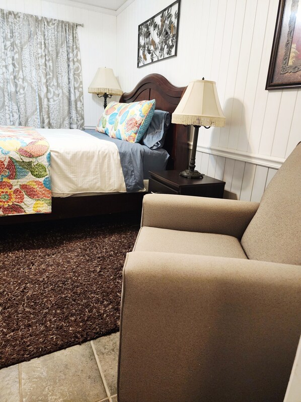 Room - Quaint 2-bedroom bed & breakfast in charming Pikeville (Pikeville)