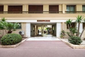 A hotel entrance with a sign reading 'Residencias Hlevits 13'. - Bright One Bedroom Apartment in Cannes - 2394 (Cannes)