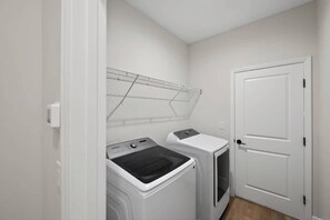 A laundry room with two washing machines and a drying rack. - Beautiful 4/2 Oasis: Beaches Nearby | w/ King Bed (Englewood)