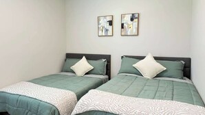 Iron/ironing board, WiFi, bed sheets