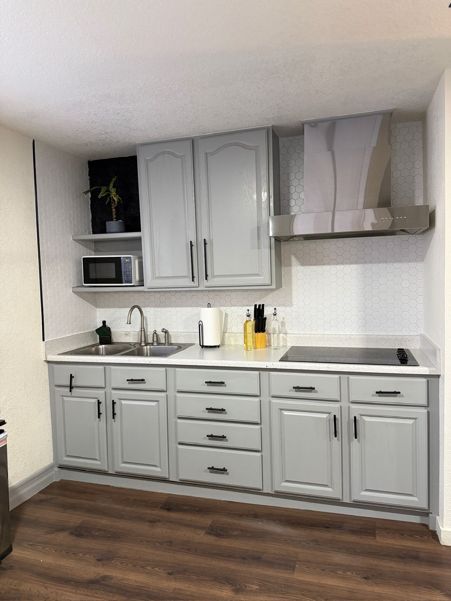 Wasserkocher mit Kaffee-/Teezubehör, Kühlschrank, Mikrowelle, Toaster