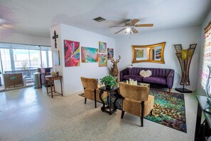 Living area - Pet-Friendly 2/2 house with home gym in Port Charlotte (Port Charlotte)