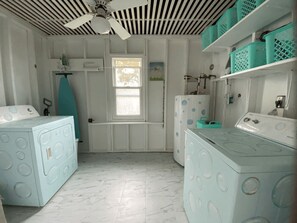 A laundry room with two washing machines, a ceiling fan, and a window. - Pet-Friendly 2/2 house with home gym in Port Charlotte (Port Charlotte)