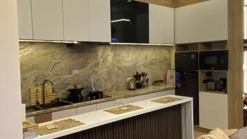 Apartemen Deluks, balkon, pemandangan kota | Interior