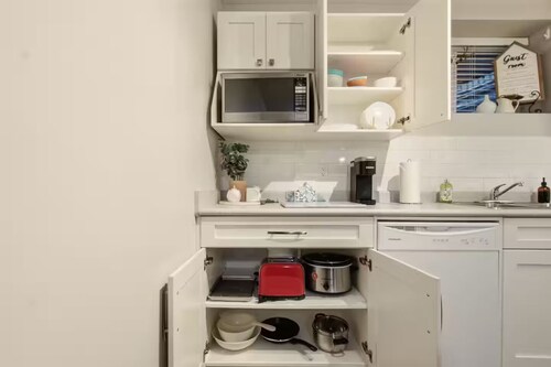 Modern and Sleek 1BR Suite |Cozy Private Escape