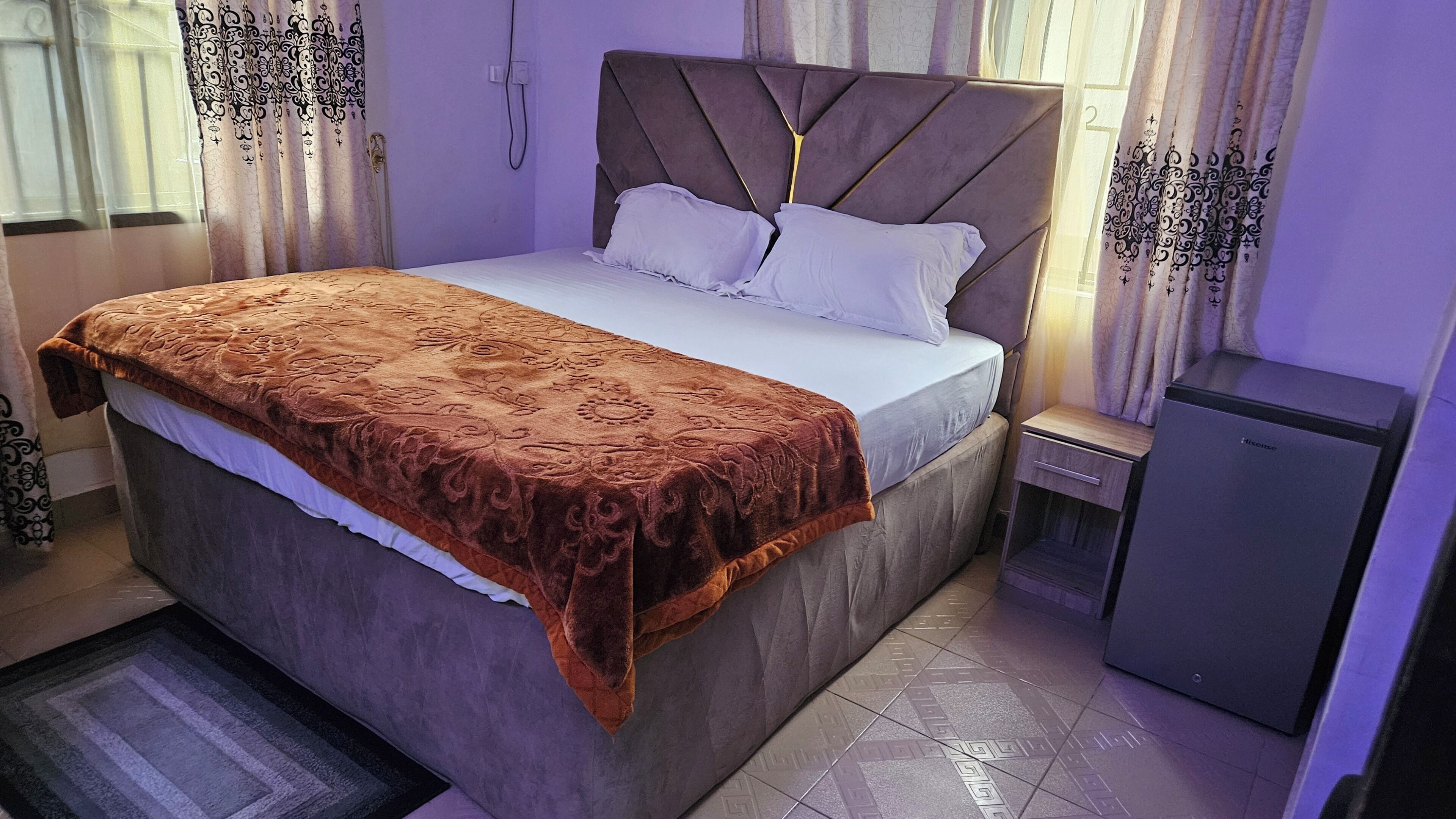 Tabla de planchar con plancha, wifi y ropa de cama 