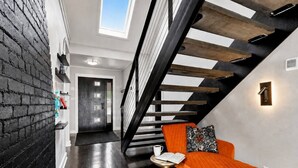 Ein modernes Interieur mit Treppe, einer Couch und einem kleinen Tisch.