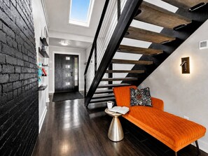 Ein modernes Interieur mit Treppe, einer Couch und einem kleinen Tisch.