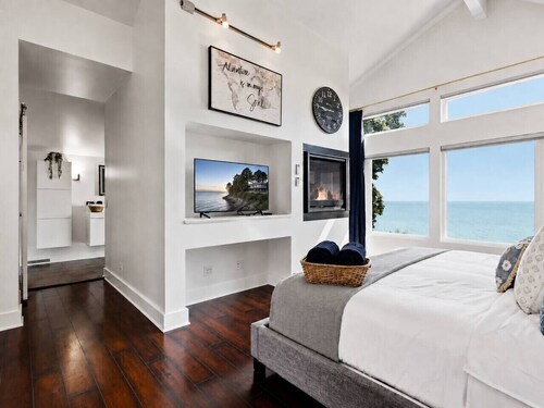 Captain`s Quarters | Lake Michigan views for 14