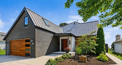 Captain`s Quarters | Lake Michigan views for 14