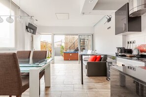 Private kitchen - Intimate rooftop terrace with a hot tub and 360° views of Barcelona (Barcelona)