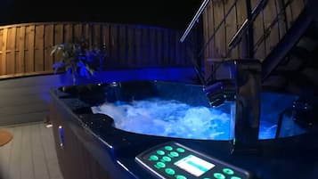 Bañera de hidromasaje al aire libre