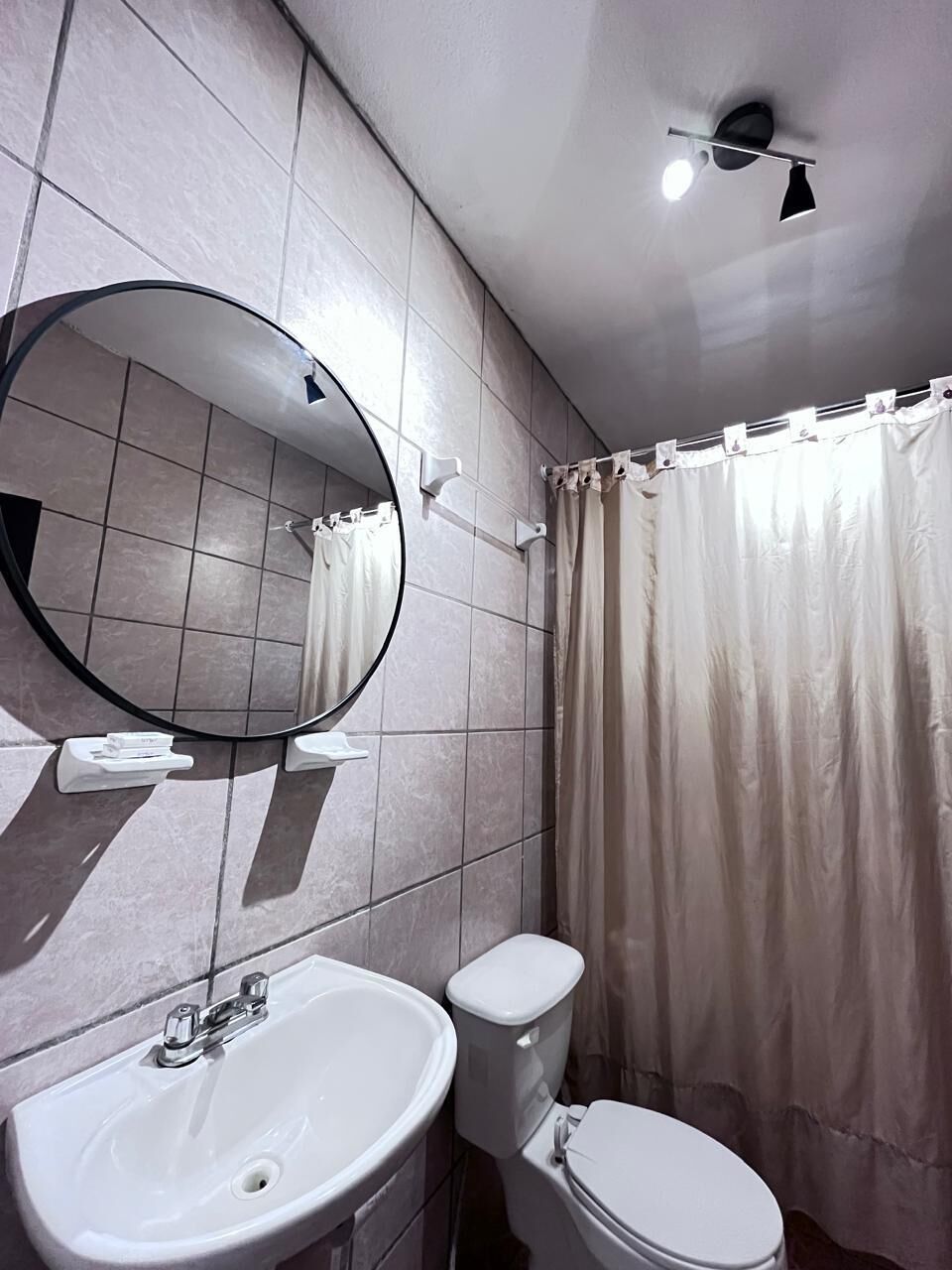 Habitación doble familiar | Baño | Regadera, amenidades de baño gratuitas, toallas, jabón 