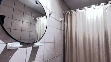 Habitación doble familiar | Baño | Regadera, amenidades de baño gratuitas, toallas, jabón