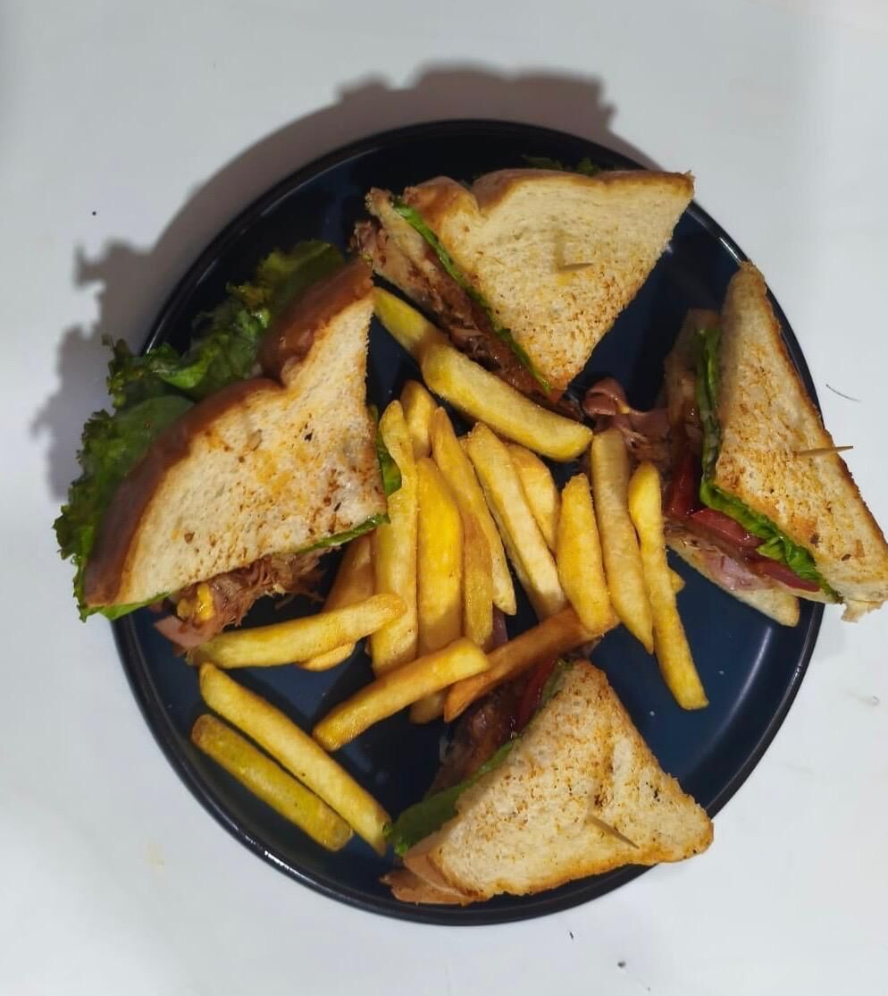 Um prato com sanduíches e batatas fritas.