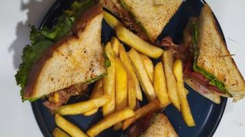 Um prato com sanduíches e batatas fritas.