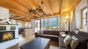 Ein gemütliches Wohnzimmer mit Kamin, einer Couch und einem Couchtisch.