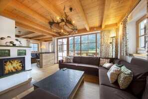 Ein gemütliches Wohnzimmer mit Kamin, einer Couch und einem Couchtisch.
