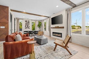 Ein modernes Wohnzimmer mit einer Couch, einem Couchtisch und einem Kamin.