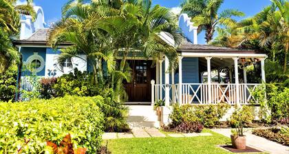 Stylish luxury traditional-style poolside villa nr. beach. Two ensuite bedrooms.