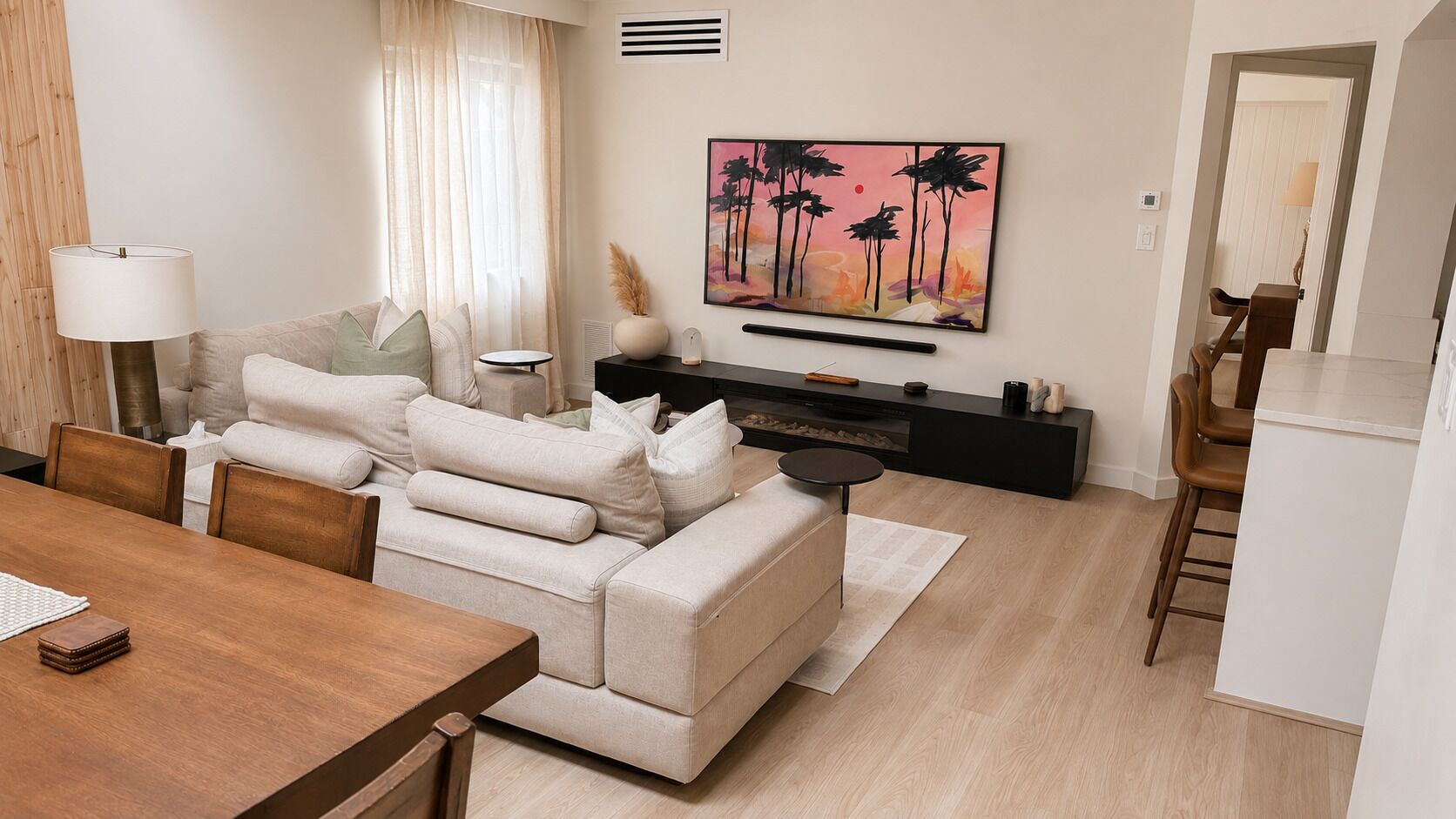 Ein modernes Wohnzimmer mit einer Couch, einem Esstisch und einem Fernseher.
