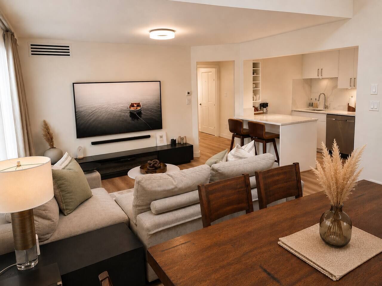 TV, caminetto, libri, impianto stereo