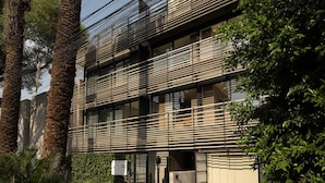 A modern building with a multi-story structure, large windows, and a balcony. - Quiet Courtyard 2BR Suite with AC (Ciudad de México)