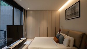 A modern bedroom with a bed, a desk, and a TV. - Grand 3BR Apartment with Interior Balcony in Polanco (Ciudad de México)