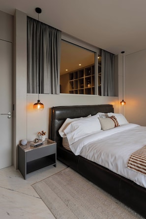 A modern bedroom with a large bed, a nightstand, a mirror, and a built-in shelf. - Deluxe 1BR Apartment with Street-Facing Terrace in Polanco (Ciudad de México)