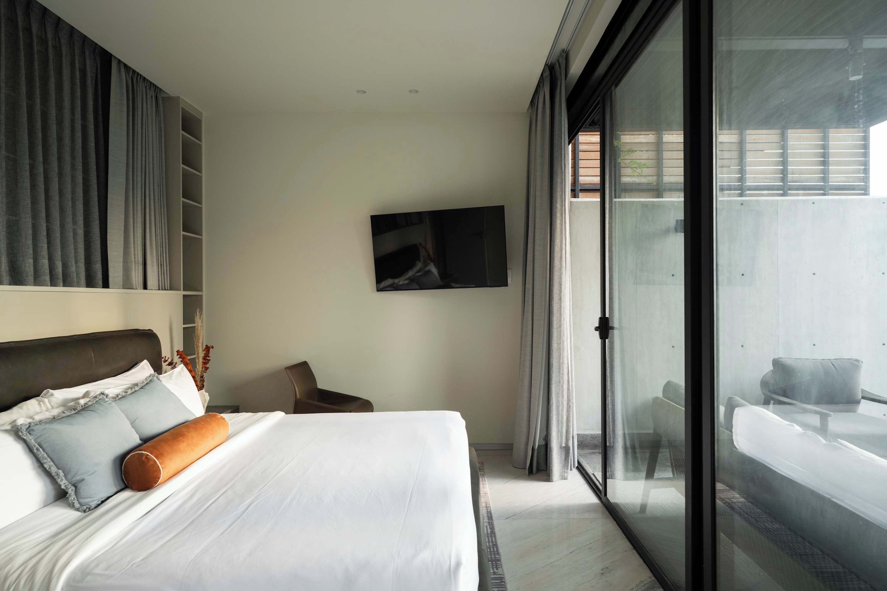 Tabla de planchar con plancha, wifi, ropa de cama