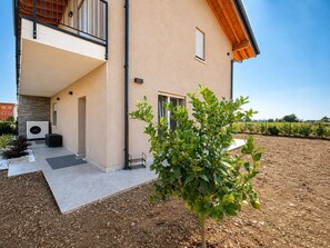 A modern two-story house with a balcony, a small garden, and a clear sky. - Un Nido sul Garda by Case al Lago (Lonato)