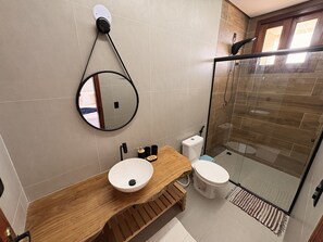 House, Private Pool | Bathroom | Shower, towels, soap, toilet paper - Hosts BR - Acayu Piscina e Rooftop (Cajueiro da Praia)