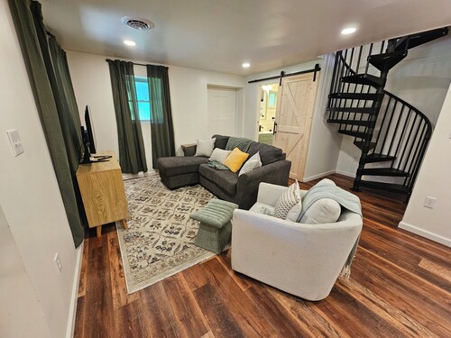 Charming, streamside, 3-bedroom country house in Confluence!