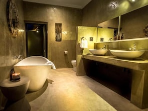 Phòng 4 Cao cấp, sân hiên, quang cảnh vườn | Phòng tắm | Dép đi trong nhà 